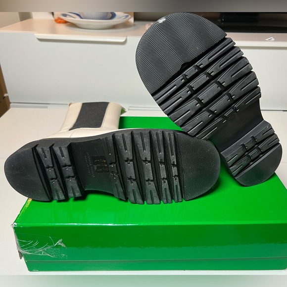 Bottega Veneta Lug Boot in White - Picture 5 of 7